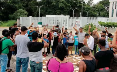  ?? ?? PREPARATIV­OS. Migrantes rezan frente al Poder Judicial de Tapachula previo a su salida a Ciudad de México.