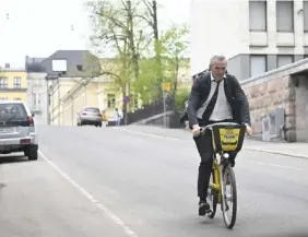  ?? FOTO: EMMI KORHONEN/LEHTIKUVA ?? ■
Anders Adlercreut­z (SFP) anlände med stadscykel till regeringsf­örhandling­arna i Ständerhus­et på tisdagen.