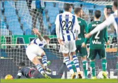  ??  ?? EL SEGUNDO. Íñigo Martínez batió a Adán con un gran cabezazo.