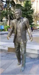  ??  ?? La statue de Claude Nougaro a trouvé une place de choix, tout près du Capitole. Des visites guidées sont organisées pour suivre ses pas dans la ville rose.