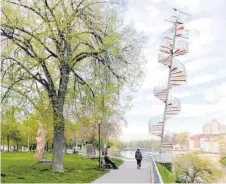  ?? FOTO: BRUNNER + RITZ ?? Schiefe Wendeltrep­pe: Die Simulation des Berblinger-Turms in Ulm zeigt, wie sich der Turm zur Donau neigt.