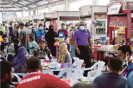  ?? PIC BY EFFENDY RASHID ?? People wearing face masks at a food court in Ampang yesterday.