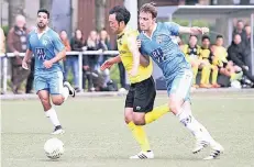  ?? FOTO: HUBERT WILSCHREY ?? Laufstark: Der Japaner Shota Arai (M.) trägt auch in der kommenden Spielzeit das Trikot des SC Kapellen.