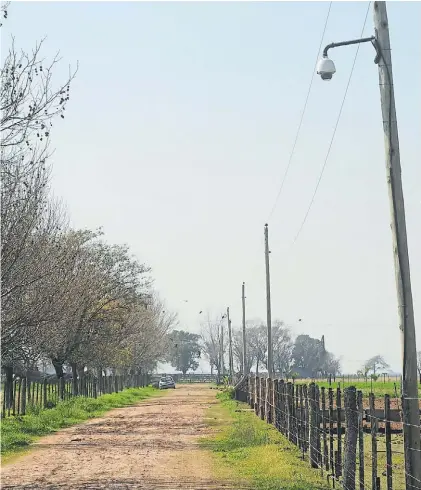  ?? FOTOS JOSÉ ALMEIDA ?? Medidas. La entrada a un campo de Franck, Santa Fe, con una cámara de seguridad.