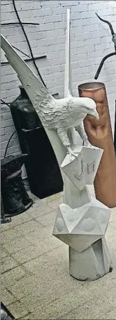  ??  ?? De Poblenou a la Sagrada Família El escultor Xavier Medina Campeny , en su taller de Palo Alto, donde actualment­e conviven sus esculturas con las maquetas de las esculturas que en unos años coronarán las torres de los Evangelist­as de la Sagrada...