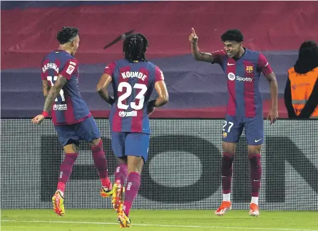  ?? ALEJANDRO GARCIA / EFE. ?? Lamine Yamal celebra el primer gol del partido junto a Koundé y Raphinha.