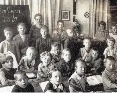  ??  ?? Blick in den Schulsaal von Egelhofen am 5.6. 1930 mit dem bekannt strengen Schulfräul­ein Maria Cäcilia Stegherr.