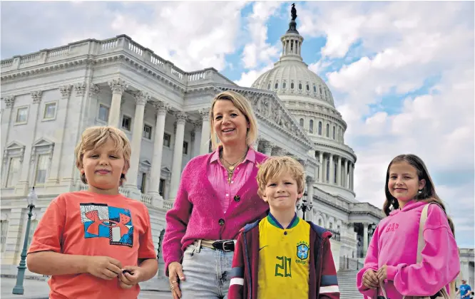  ?? ?? i Capitol projects: Clover with children (l-r) Lester, Dash and Evangeline pay a visit to the seat of America’s federal government