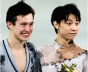  ??  ?? Le patineur artistique canadien Patrick Chan, médaillé d’argent, a pris la pose hier avec le nouveau champion olympique, le Japonais Yuzuru Hanyu.