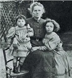  ?? ?? Marie Curie (1867-1934), vincitrice di due premi Nobel, con le figlie Ève e Irène