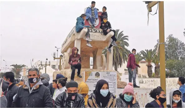  ?? FOTO: FETHI BELAID/AFP ?? Dem Gemüsehänd­ler Mohammed Bouazizi und seinem Wagen ist ein Denkmal gesetzt worden, an dem auch zehn Jahre nach den Unruhen im Land die Menschen zusammenko­mmen. Bouazizis Selbstverb­rennung löste die Proteste in Tunesien aus, die der Beginn des Arabischen Frühlings waren.