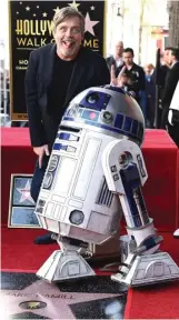  ?? JORDAN STRAUSS/INVISION/AP ?? KOCAK: Mark Hamill berpose lucu bersama R2D2 setelah menerima bintang Walk of Fame di Hollywood Boulevard kemarin.