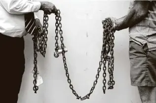  ??  ?? In 2008, Jasper County officials hold the chain used to drag James Byrd Jr.