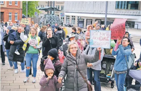  ?? FOTOS(2): ACHIM BLAZY ?? Die Kita-Demo auf dem Rathauspla­tz fand unter widrigen Bedingunge­n statt.