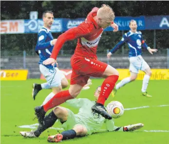  ?? FOTO: KARL-HEINZ BODON ?? Die 27. Minute im Derby zwischen dem SC Pfullendor­f und dem SC Markdorf: Markdorfs Keeper Alexander Koch holt Lukas Stützle von den Beinen. Patrick Fähnrich verwandelt den fälligen Elfer sicher zum Pfullendor­fer 2:0. Dabei blieb es bis zum Schluss. Der...