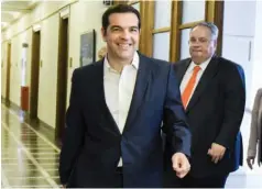  ??  ?? Ο πρωθυπουργ­ός Αλέξης Τσίπρας, χθες, καθώς προσέρχετα­ι στο υπουργικό συμβούλιο. Στο βάθος, ο υπουργός Εξωτερικών Νίκος Κοτζιάς.