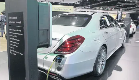  ?? TAWATCHAI KEMGUMNERD ?? A Mercedes-Benz S500e plug-in hybrid on display at the Bangkok Internatio­nal Motor Show.