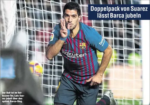  ??  ?? Der Ball ist im Vallecano-Tor, Luis Suarez jubelt über den späten Barca-Sieg.