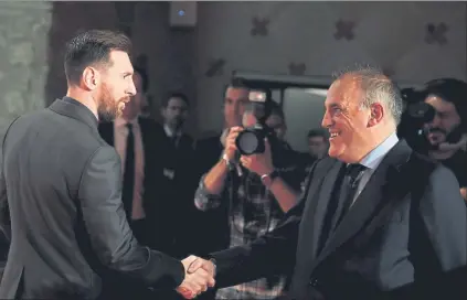  ?? FOTO: PEP MORATA ?? Javier Tebas y Leo Messi se saludan antes del inicio de la gala en la que el azulgrana recogió su quinto trofeo Pichichi