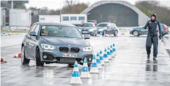  ?? FOTO: TOM KIRKPATRIC­K/BMW ?? Ein Instruktor hält bei einem Training Kontakt zum Fahrer und gibt Anweisunge­n.