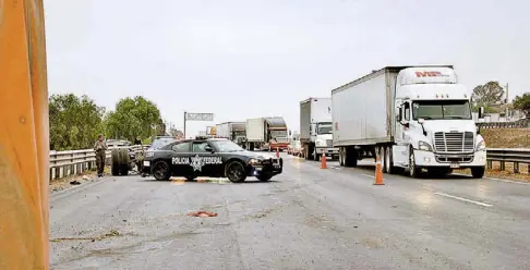  ?? / Especial ?? LA POLICÍA Federal cerró los carriles dejando el de alta, para retirar la unidad y su carga de láminas de acero.