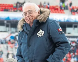  ?? MARK BLINCH NHLI VIA GETTY IMAGES FILE PHOTO ?? Former Toronto Maple Leafs captain George Armstrong was honoured during the Centennial Classic in 2016. The team announced his death on Sunday. He was 90.