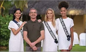  ??  ?? Le chaperon Olivier Noël entouré de trois Miss, lors du voyage à l’île Maurice.