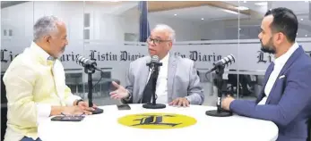  ?? LISTÍN DIARIO ?? Fabio Cabral, subdirecto­r de Listín, y Juan E. Thomas, ejecutivo de la Mesa Central, durante la entrevista con José (Checheo) Rivera Damirón.