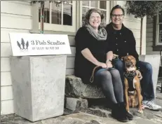  ?? ERIC REWITZER/AP ?? HUSBAND-AND-WIFE ARTIST TEAM Annie Galvin (left) and
Eric Rewitzer pose with their dog Woody in front of their new 3 Fish Studios art gallery in Amador City, California, in 2023. Galvin and Rewitzer moved out of San Francisco to live closer to nature after their sabbatical in France and Ireland.