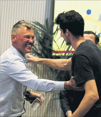  ?? FOTO: PEP MORATA ?? Sarunas Jasikevici­us, entrenador del Barça, saludando a Leandro Bolmaro el día de su presentaci­ón como nuevo técnico