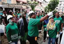  ??  ?? USAHA mengecat turut dilakukan bagi menceriaka­n kawasan. Projek ini membabitka­n seluruh warga komuniti. Ia membawa usaha melahirkan masyarakat baharu yang berdaya kendiri dalam membangunk­an rancangan kejiranan mereka