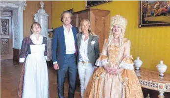  ?? FOTO: MARTIN BAUCH ?? Heißen die Gäste in stilvollem Ambiente willkommen: Carl-Eugen Erbprinz zu Oettingen-Wallerstei­n mit Anna Erbprinzes­sin zu Oettingen-Wallerstei­n, umrahmt von den historisch gewandeten Schlossfüh­rerinnen Beate Lorenz (links) und Carmen Herrmann.