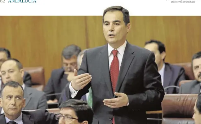  ?? JUAN FLORES ?? El portavoz parlamenta­rio del PP, José Antonio Nieto, durante una intervenci­ón en la Cámara andaluza