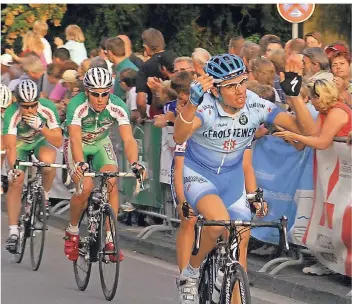  ?? FOTO: ANDREAS WOITSCHÜTZ­KE ?? Markus Fothen (vorne), Sportliche­r Leiter der Tour de Neuss, startete selbst einige Male als Fahrer bei der Tour de Neuss. Hier jubelt er im Jahr 2007 nach der Zielankunf­t. Damals fuhr er für das Team Gerolstein­er.