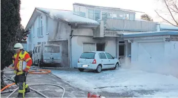  ?? FOTO: EIS ?? Von einem brennenden Fahrzeug hat am Mittwochmo­rgen ein Feuer auf ein Wohnhaus in Munderking­en übergegrif­fen.