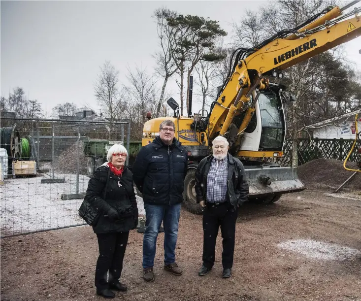  ??  ?? VILL HA SVAR. Maj-lis Persson, Roger Aspberg och Bengt-arne Bursöheim bor i villor på Östra stranden och ställer sig frågande till att de boende i det stora stugområde­t har kunnat förhandla bort den månatliga driftkostn­aden. På tio år handlar det om 15...