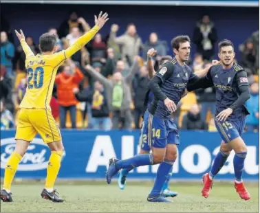  ??  ?? GOLEADOR. Mauro, del Cádiz, festeja el tanto que significab­a en ese momento el empate con Lekic.