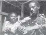  ??  ?? El folclorist­a Alan Lomax (arriba, fotografia­do en 1941) recorrió el sur de Estados Unidos buscando la esencia del blues en porches traseros, campos de labranza y prisiones estatales