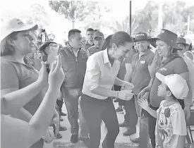  ??  ?? • Los peques quieren conocer a su futura gobernante