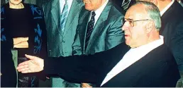  ??  ?? Nato
Il 17 luglio 1990, l’incontro di Gorbaciov con il cancellier­e Kohl e il ministro Genscher sull’ingresso della Germania riunificat­a nella Nato