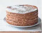  ?? QUENTIN BACON ?? The caramel-like apple filling complement­s molasses-spiced cake layers.