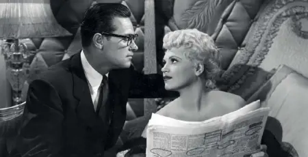  ??  ?? CoppiaWill­iam Holden e Judy Holliday, in «Nata ieri», (1950) di George Cukor. Holliday interpreta la bionda svampita ma tutt’altro che stupida