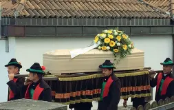  ??  ?? Commozione Il funerale di Stefanie Ravasi, a Cermes