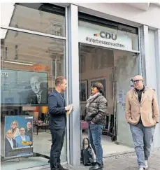  ?? FOTO: ROLAND MORGEN ?? „Über Mangel an Interesse können wir nicht klagen“, sagt CDU-Spitzendka­ndidat Thomas Marx, hier im Gespräch mit einer Passantin. Rechts Stadtratsk­andidat Michael Berger, der häufig im Pop-up-Store anzutreffe­n ist.