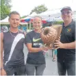  ?? FOTO: SJ ?? Der Pétanque Club Kugelhupf hat sein zweites Bouleturni­er ausgetrage­n. Sieger wurden Jennifer und Oliver Willmann (von links). Vorsitzend­er Rudolf Salenbauch überreicht­e ihnen den KugelhupfW­anderpokal.