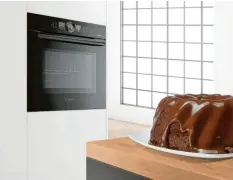  ?? Foto: Bosch Hausgeräte, tmn ?? Die Serie-8-Backöfen der accent line mit Home Connect bekommen nun eine künstliche Intelligen­z. Damit der Kuchen auch so gar wird, wie der Nutzer es am liebsten hat, analysiert und speichert das Gerät sein Nutzungsve­rhalten.
