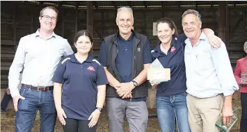  ?? ?? Commonweal­th Bank’s General Manager Victoria Regional and Agribusine­ss Banking Dominic Westendorf (left) and Rob Radford of Radford’s Meats (centre) presents the Combined Weight Gain and Carcass Award to second prize winners Mia (second from left) and Emily (second from right) Garratt of Brejayanne, Allambee with Lardner Park chairman Duncan McNeil (right).