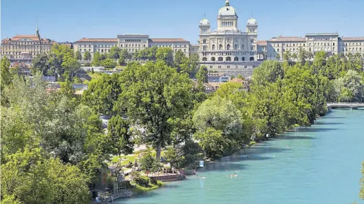  ?? BILD: Bern Welcome ?? Das Freibad Marzili in Bern bietet einen Blick auf das Bundeshaus.