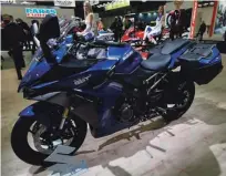  ?? ?? Suzuki predstavlj­a potovalneg­a športnika futuristič­nega videza z oznako GSX-S 1000 GT.