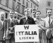  ??  ?? Italiani in piazza dopo la caduta del fascismo (25 luglio ‘43)